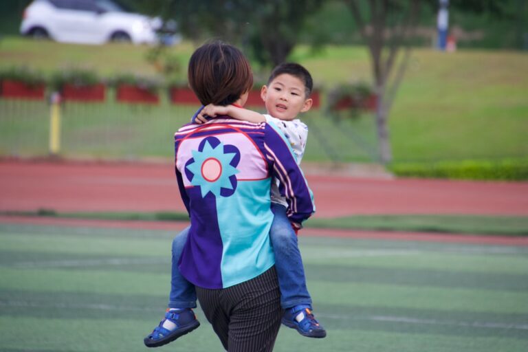 Budowanie przyjaźni w wieku szkolnym. Jak wspierać nieśmiałe dziecko?
