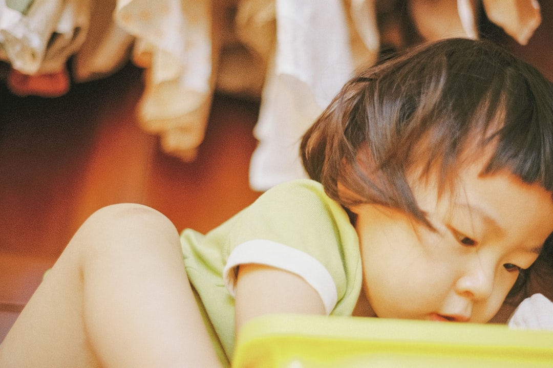 Nauka przez obserwację – 5 pomysłów, jak uczyć dziecko ciekawości świata.