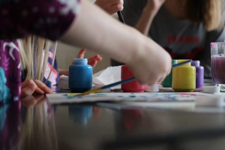 Projekty grupowe w szkole – jak pomóc dziecku, by sobie poradziło?