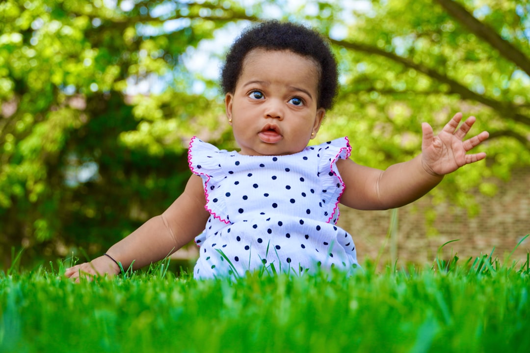 Rozwój poznawczy niemowlaka – co się dzieje w jego małym mózgu?