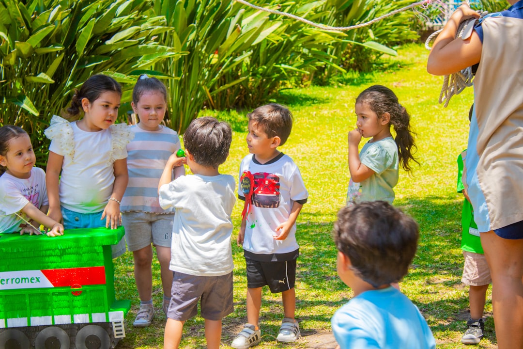 Szacunek w zabawie grupowej. Jak uczyć dziecko zasad, które budują przyjaźnie?